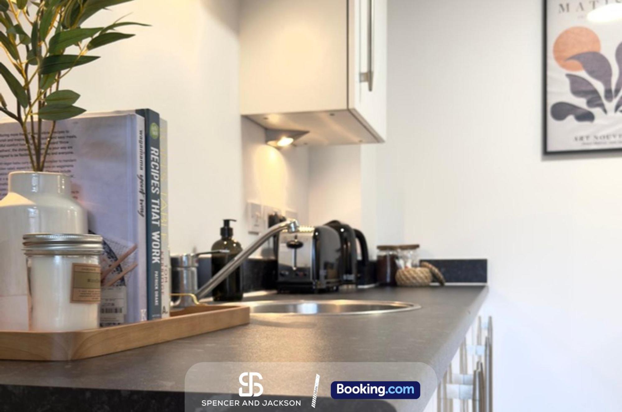 1 Bedroom City Centre Apartment Near The University And Bodleian Library By Spencer And Jackson Short Lets & Serviced Accommodation Оксфорд Экстерьер фото